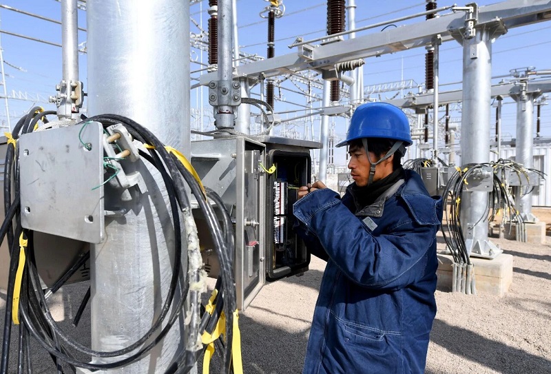 SF₆ áramköri megszakító: A nagyfeszültségű elektromos hálózatok kritikus eleme, amely kiváló teljesítményt nyújt a nagy elektronegativitás és a levegőnél százszoros ívoltási képesség révén.
